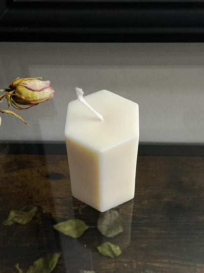 Hexagon Minimal Candle – Handcrafted Soy Wax – Modern Sculptural Candle – Geometric Decor – Elegant Gift Idea – Unscented - CasaLumos